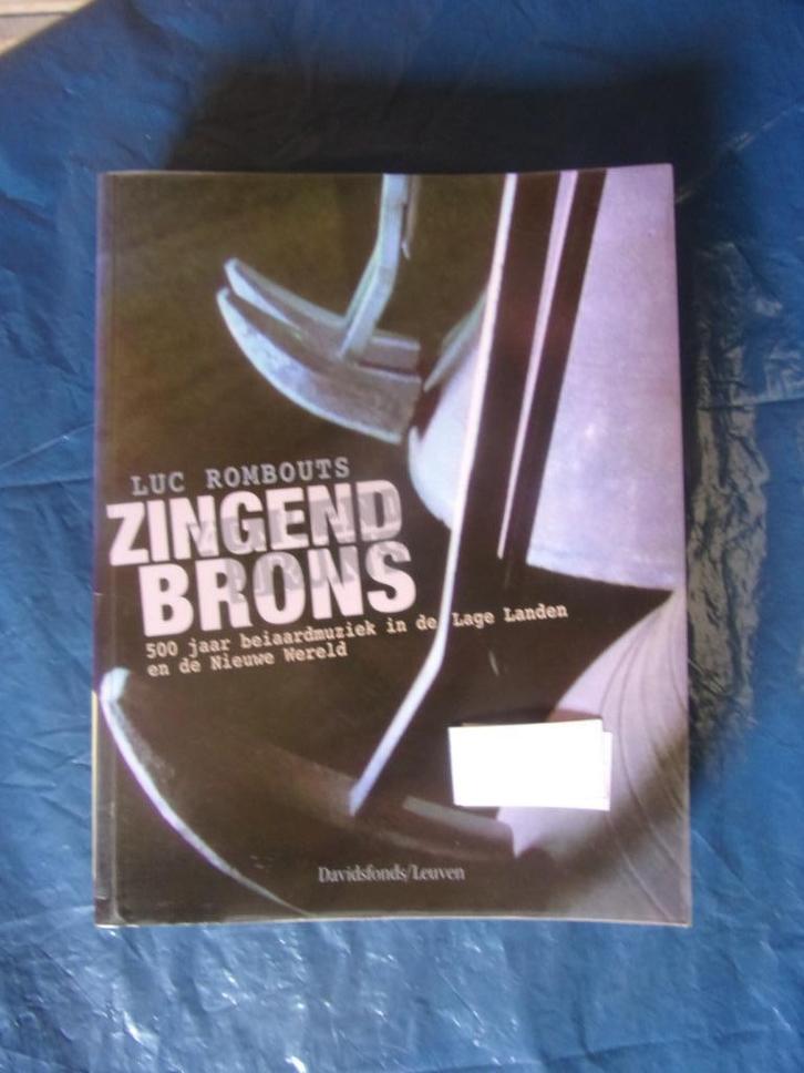 ZINGEND BRONS (=500 jaar beiaardmuziek), Boeken, Muziek, Zo goed als nieuw, Instrument, Ophalen of Verzenden