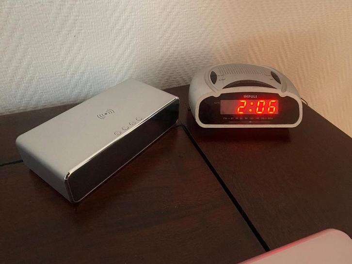 Set 1 vintage wekkerradio + 1 moderne wekkeroplader, Elektronische apparatuur, Wekkers, Gebruikt, Digitaal, Ophalen