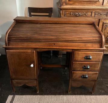 Antiek bureau met rolluik beschikbaar voor biedingen