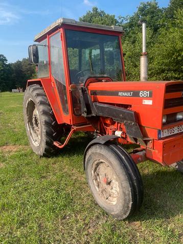 Renault tractor en een hefmast beschikbaar voor biedingen