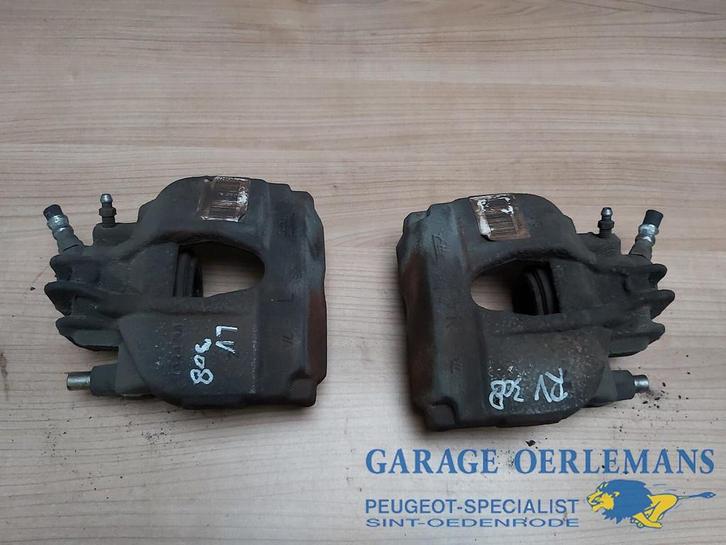 remklauw links en rechts voorzijde peugeot 308 2.0 hdi, Auto-onderdelen, Remmen en Aandrijving, Peugeot, Gebruikt, ARN erkend