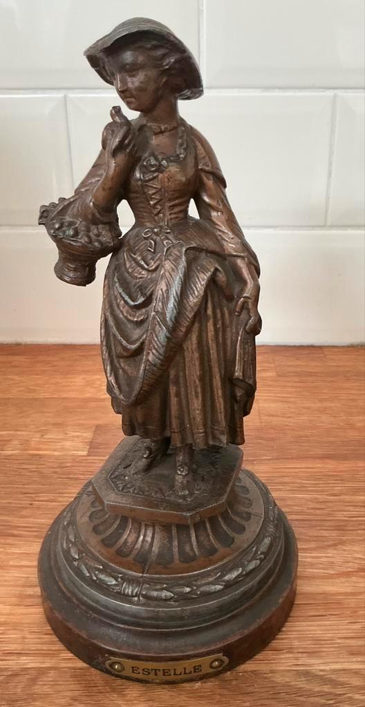 Bloemenmeisje ‘Estelle’ uit zamak, Antiek en Kunst, Kunst | Beelden en Houtsnijwerken, Ophalen of Verzenden