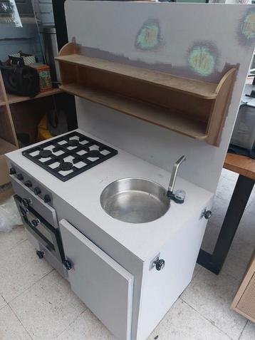 Kinder keuken met diverse keuken spulletjes beschikbaar voor biedingen