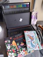 Kleurpotlodendoos met twee kleurboeken, Hobby en Vrije tijd, Potlood of Stift, Zo goed als nieuw, Ophalen