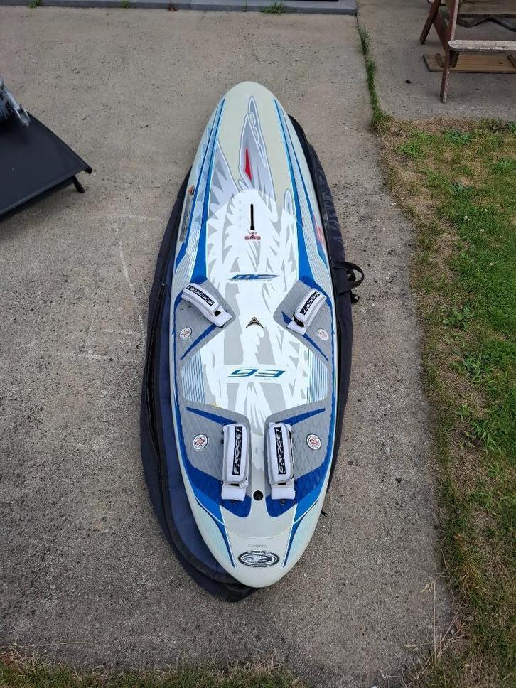 Surfplank - Freeride board  93l, Watersport en Boten, Windsurfen, Zo goed als nieuw, Plank, Minder dan 250 cm, Met vin(nen), Met draagtas