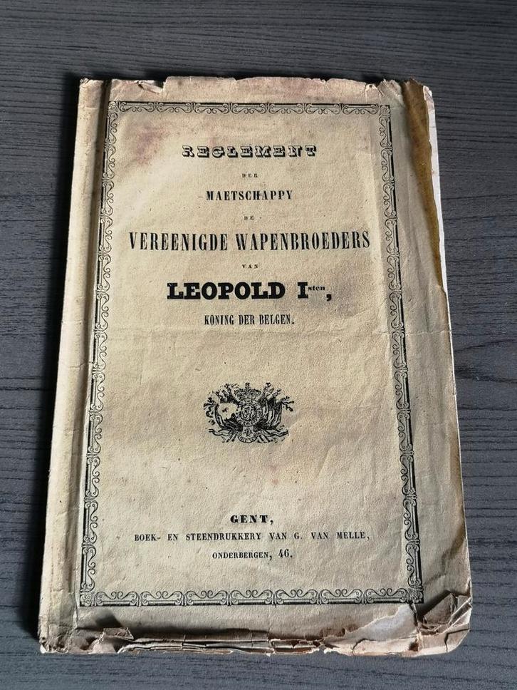 Regelement der Vereenigde Wapenbroeders Leopold 1, Antiek en Kunst, Antiek | Boeken en Manuscripten, Ophalen of Verzenden