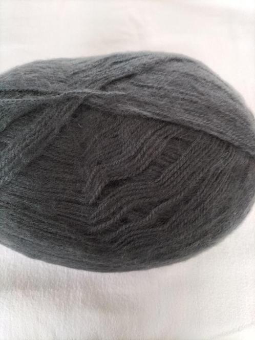Pelote de laine tonneau 400 gr gris très douce., Hobby & Loisirs créatifs, Tricot & Crochet, Comme neuf, Enlèvement ou Envoi