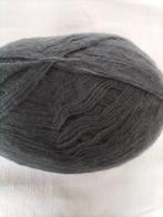 Pelote de laine tonneau 400 gr gris très douce., Hobby & Loisirs créatifs, Comme neuf, Aiguille, Enlèvement ou Envoi