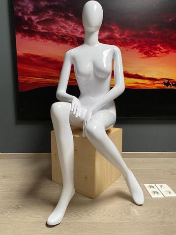 Mannequin femme assise disponible aux enchères