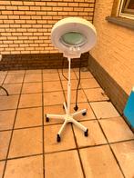 Hoekledlamp met vergrootglas