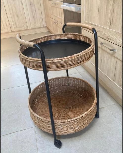Rolwagentje/bijzettafel IKEA rotan, Huis en Inrichting, Tafels | Bijzettafels, Zo goed als nieuw, 60 cm of meer, Minder dan 55 cm