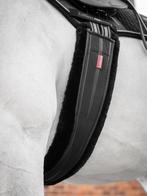 LeMieux Fleece Lined Anatomische Singel Zwart 125cm SALE 33%, Enlèvement ou Envoi, Neuf, Autres espèces