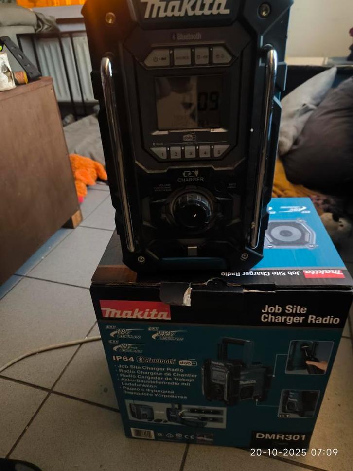Makita DMR301 in de doos en oplader + battery  maand gbruikt, Audio, Tv en Foto, Radio's, Zo goed als nieuw, Ophalen