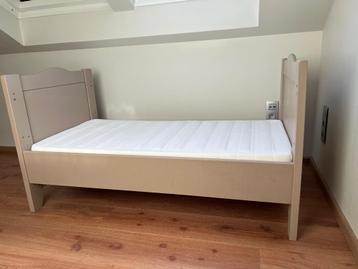 Meegroeibed 140 x  80 cm + commode/luiertafel Childwood beschikbaar voor biedingen
