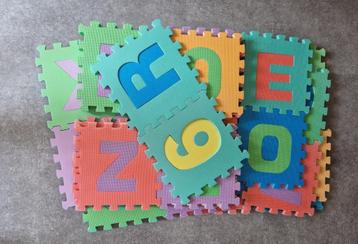 Puzzel matten met letters en cijfers