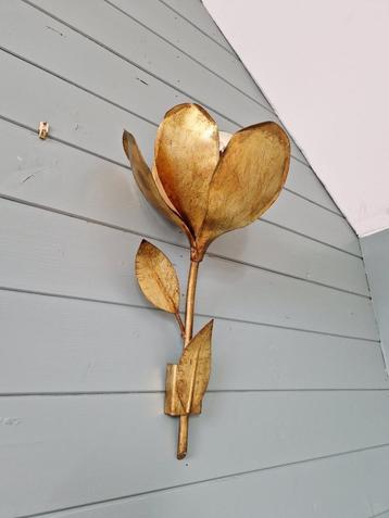 Wandlamp met bloemen in goudkleurig metaal, 1960-70 beschikbaar voor biedingen