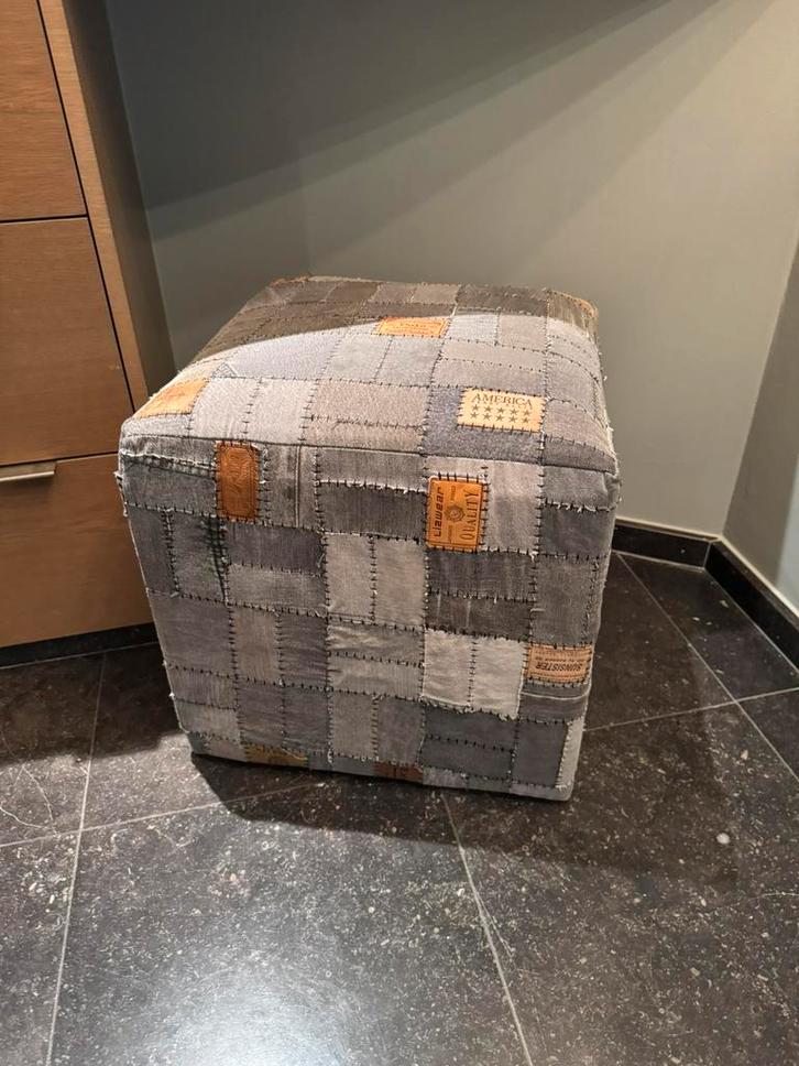 Compacte design poef in patchwork stof – multifunctioneel, Huis en Inrichting, Zetels | Voetbanken en poefs, Stof, Ophalen