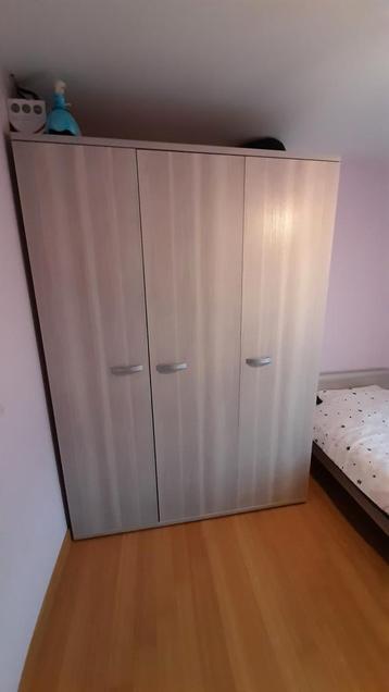 Baby / jeugdkamer met kast 150cm, commode en bed beschikbaar voor biedingen