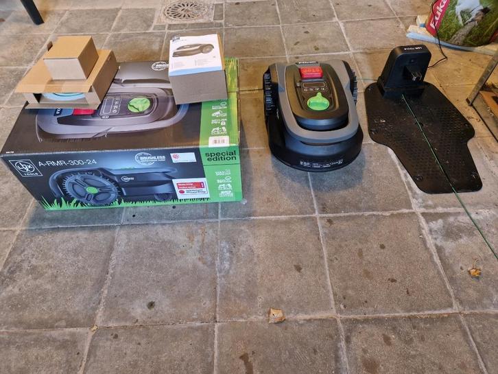 LUX 300 m2 robotgrasmaaier, Tuin en Terras, Robotmaaiers, Nieuw, Minder dan 20 cm, Met regensensor, Ophalen