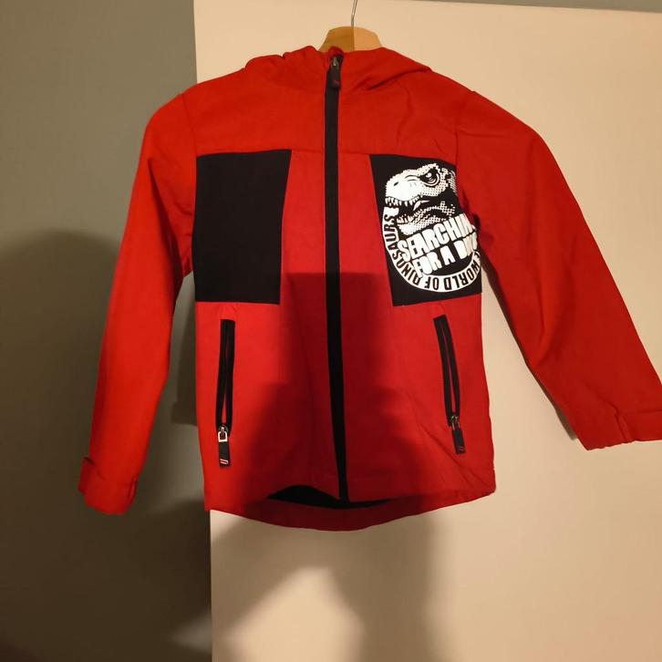 Rode jongensjas maatje 122 voor leeftijd 6-7 jaar, Kinderen en Baby's, Kinderkleding | Maat 122, Zo goed als nieuw, Jongen, Jas