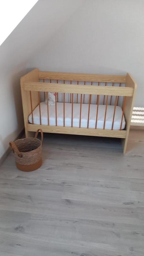 Babybed + matras + matrasbeschermer, Kinderen en Baby's, Kinderkamer | Bedden, Zo goed als nieuw, Minder dan 140 cm, Minder dan 70 cm
