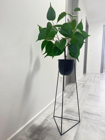 Kunstplant met pot beschikbaar voor biedingen