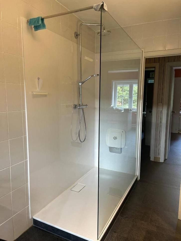 Goed onderhouden badkamer (2018), Huis en Inrichting, Badkamer | Complete badkamers, Gebruikt, Met douche, Ophalen