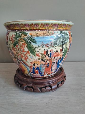 Vintage Chinese handgeschilderde porseleinen Jardiniere  beschikbaar voor biedingen
