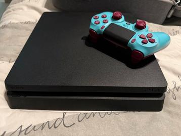 Ps4 met blauw paarse controller beschikbaar voor biedingen