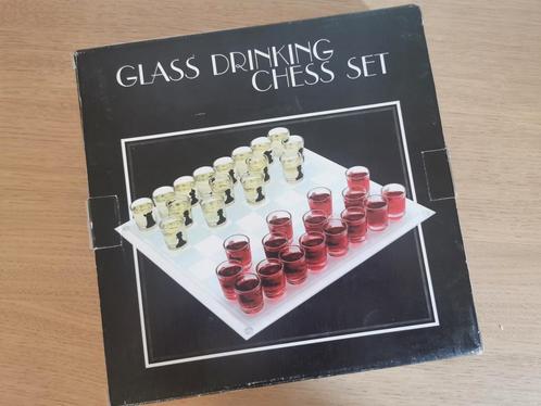 Glazen schaakbord met shotglas-speelstukken, Hobby & Loisirs créatifs, Jeux de société | Jeux de plateau, Comme neuf, 1 ou 2 joueurs