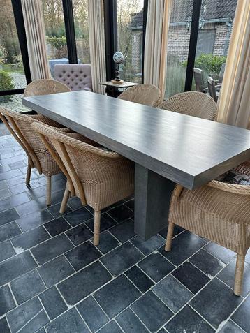 Eetkamertafel beschikbaar voor biedingen