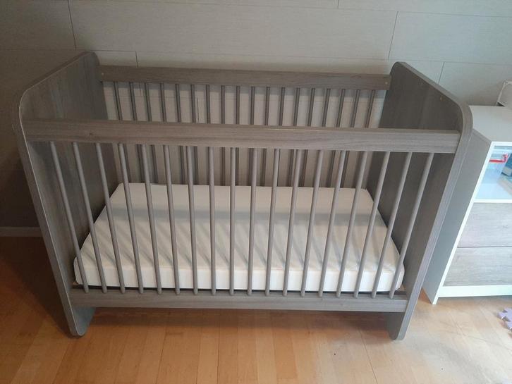 Lit bébé avec matelas et protège-matelas, Enfants & Bébés, Berceaux & Lits, Utilisé, Lit, Enlèvement