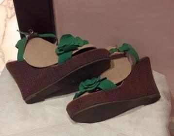 Sandalen met hoge hak.Groen beschikbaar voor biedingen