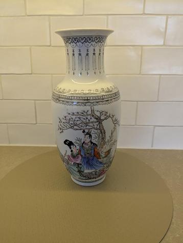 Chinese porseleinen vaas – Famille Rose decor met figuren beschikbaar voor biedingen