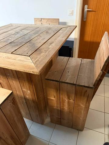 Houten bartafel en krukken beschikbaar voor biedingen