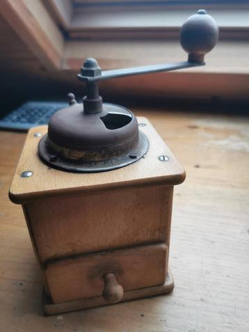 Heel oude koffie molen  beschikbaar voor biedingen