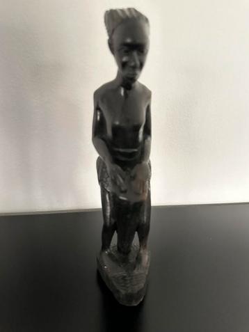 Statue africaine en bois disponible aux enchères