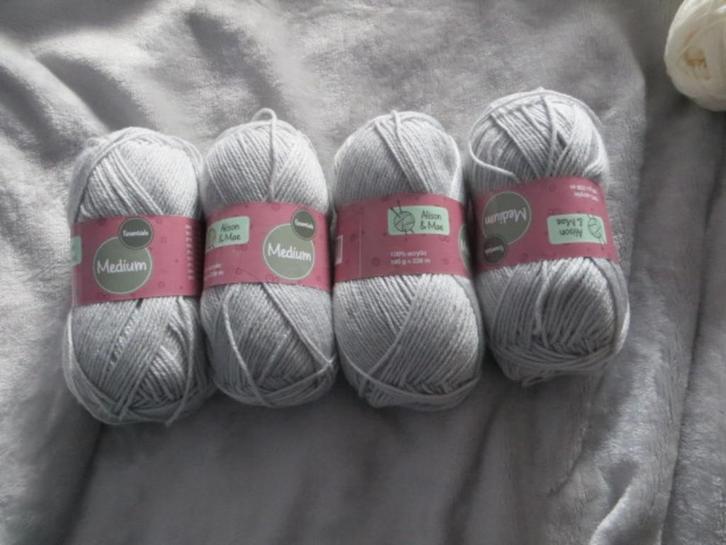 4 bollen breigaren - grijs - nieuw - Alison & Mae - Acryl, Hobby en Vrije tijd, Breien en Haken, Nieuw, Breien, Overige typen