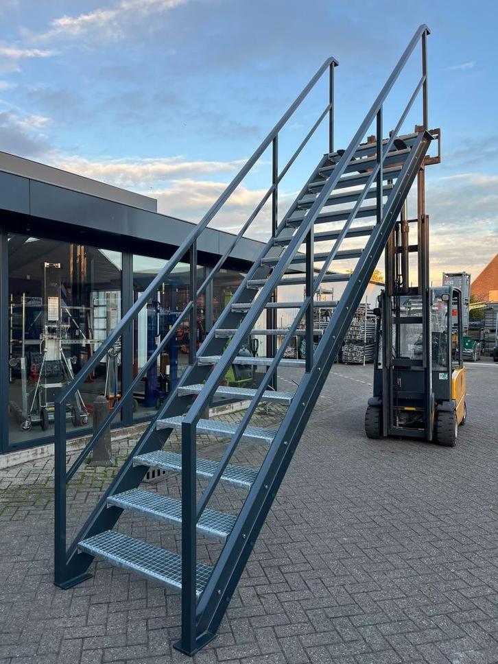Stalen trap/metalen trap/entresol trap/verdiepingstrap 350CM, Zakelijke goederen, Machines en Bouw | Metaalbewerking, Ophalen