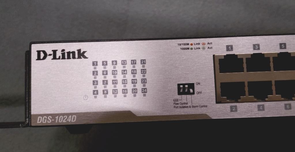 D-Link DGS-1024D Netwerkswitch met muurbevestiging, Computers en Software, Netwerk switches, Ophalen, Zo goed als nieuw