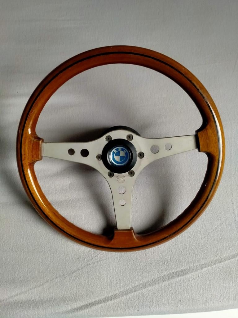 Volant rétro BMW, Enlèvement, BMW