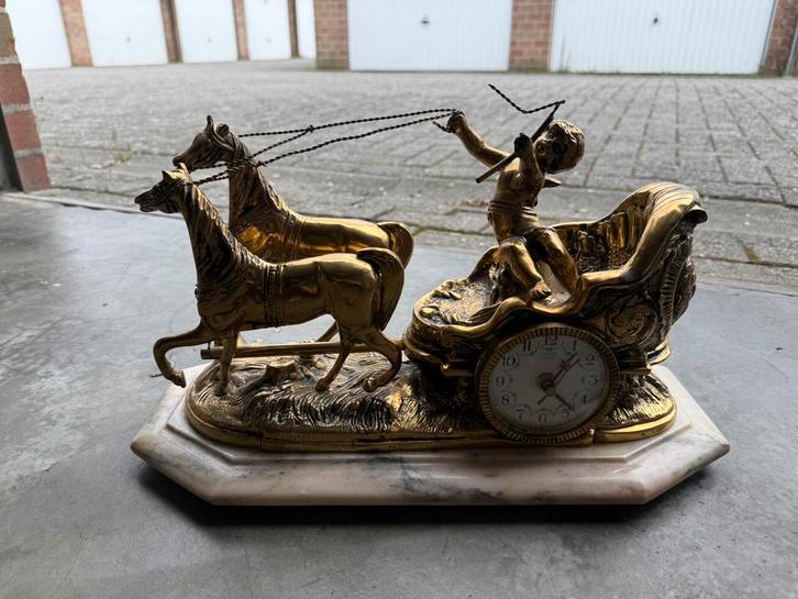 Vintage bronzen klok met paarden en koets – decoratief beeld, Verzamelen, Beelden en Beeldjes, Zo goed als nieuw, Ophalen