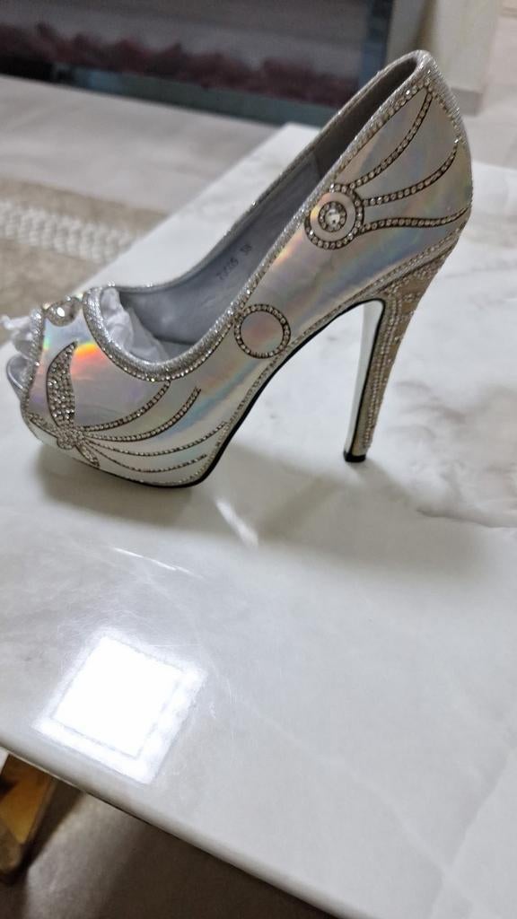 Zilvere hakken met detail, Ophalen