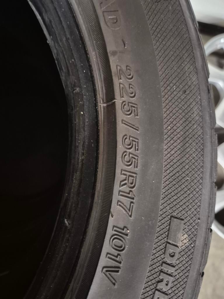 225/55r17 101v lassa winterbanden 2 stuks, Ophalen, Zo goed als nieuw