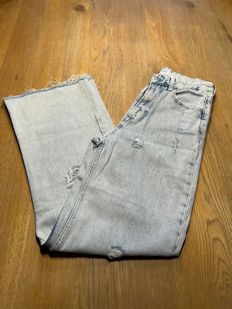 Jeansbroek hoge taille brede pijpen ripped Bershka maat 34, Ophalen of Verzenden, Zo goed als nieuw, Blauw, W27 (confectie 34) of kleiner