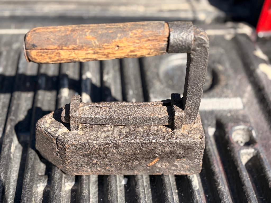 Fonte ancienne avec manche en bois, Enlèvement, Utilisé, Fer à repasser sans fil