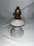 Ancienne lampe à pétrole en verre opalin blanc, Enlèvement ou Envoi