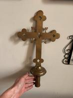 Antiek koperen processie kruis, Ophalen