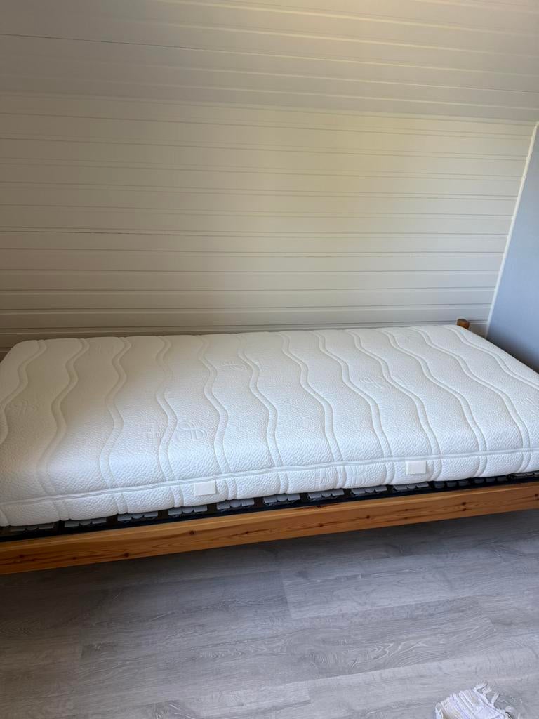 1 persoons bed en matras te koop, Ophalen, 90 cm, Eenpersoons, Bruin