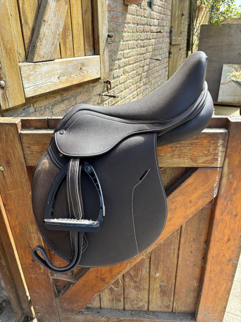 Bruin zadel Norton 17 inch, Dieren en Toebehoren, Paarden en Pony's | Zadels, Ophalen, Zo goed als nieuw, Springen